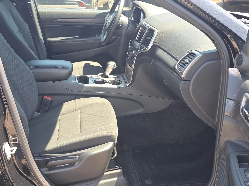 Used 2018 Diamond Black Crystal Pearlcoat Jeep Laredo E image 22