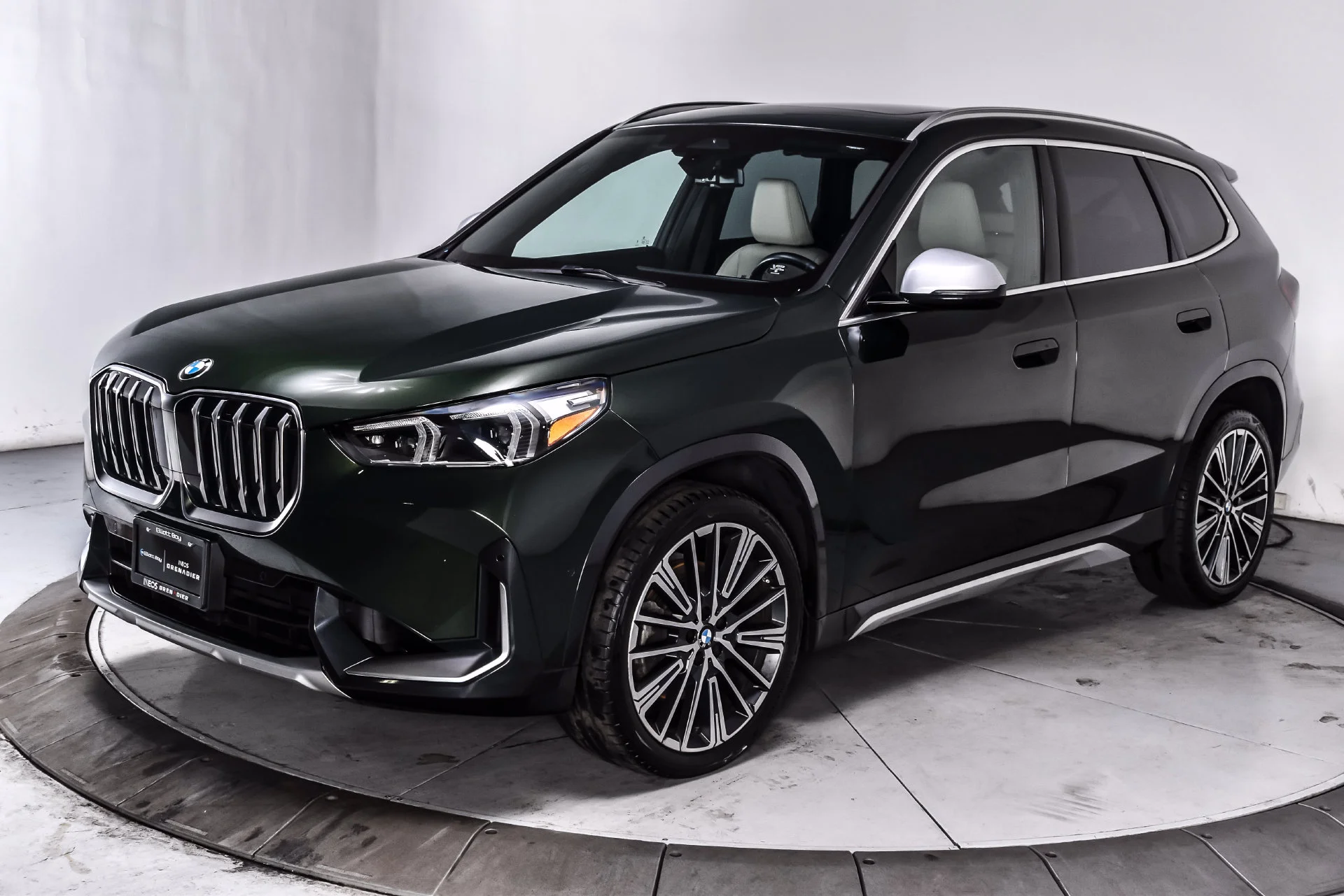 Used 2023 Green Metallic BMW xDrive28i image 3