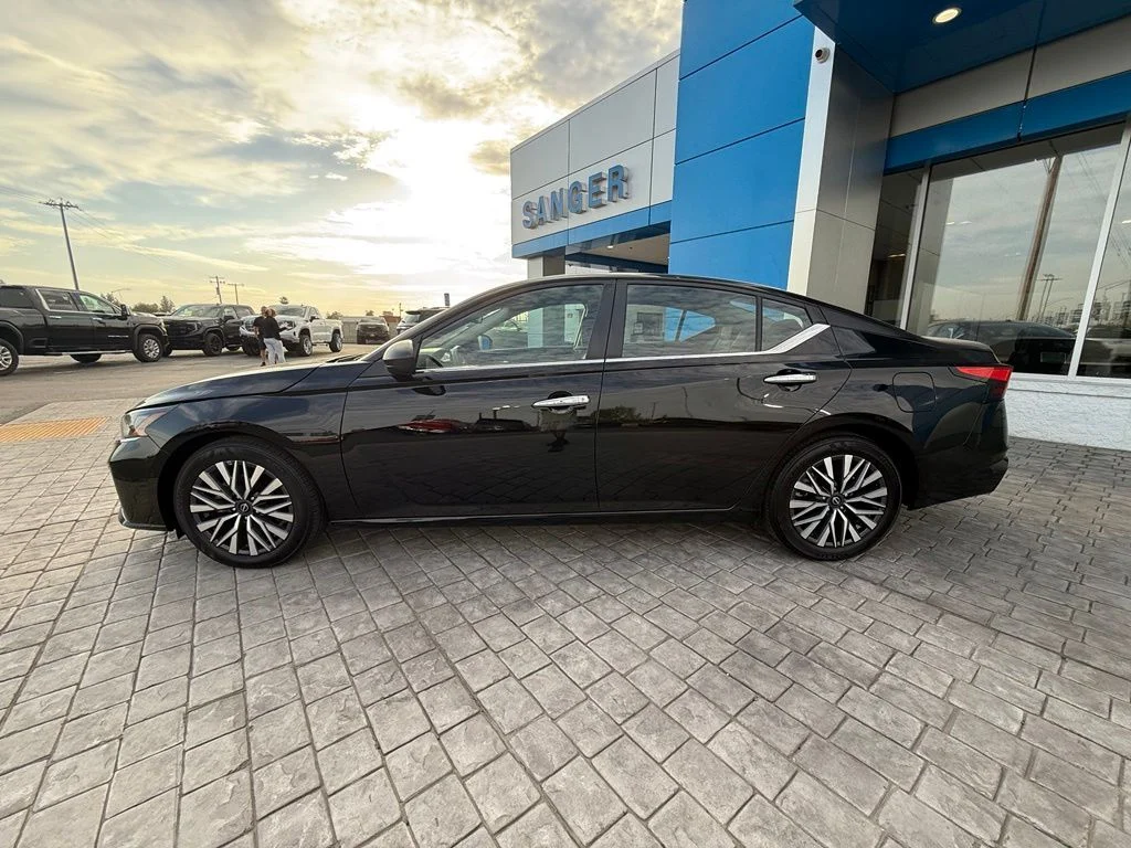 Used 2025 Black Nissan 2.5 SV image 7