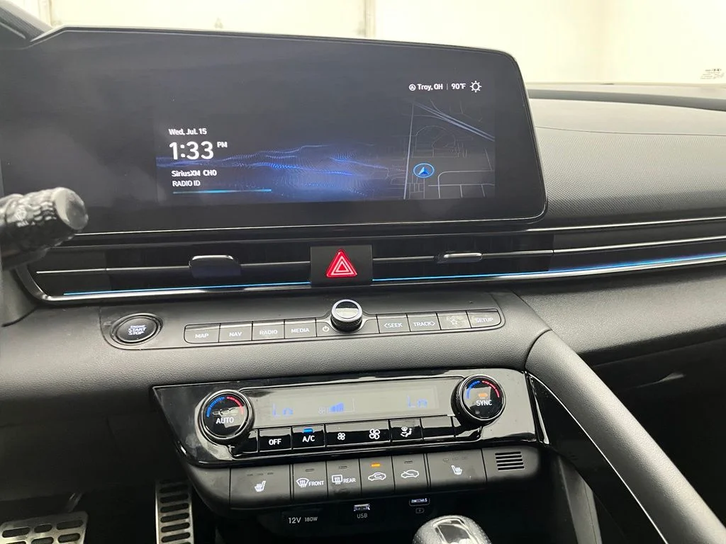 Used 2022 White Hyundai Base image 23