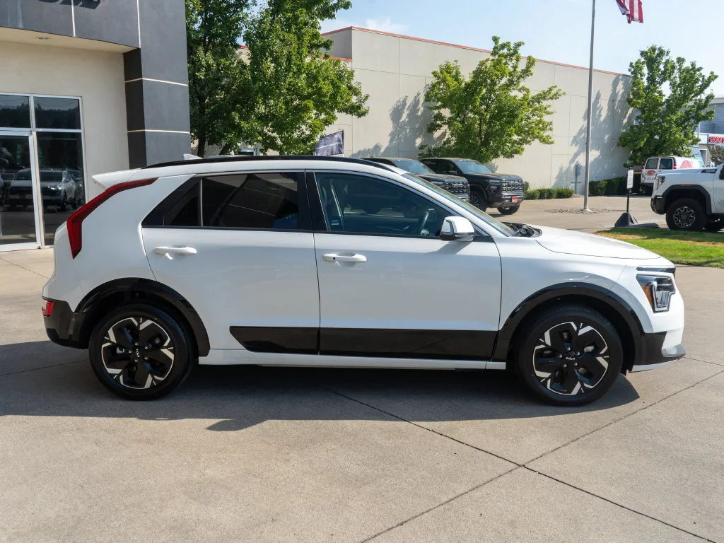 Certified Used 2023 White Kia Wind image 8