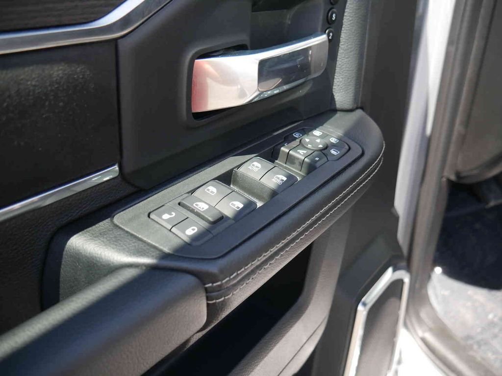 New 2026 Silver-Zynith Exterior Paint RAM LARAMIE image 32