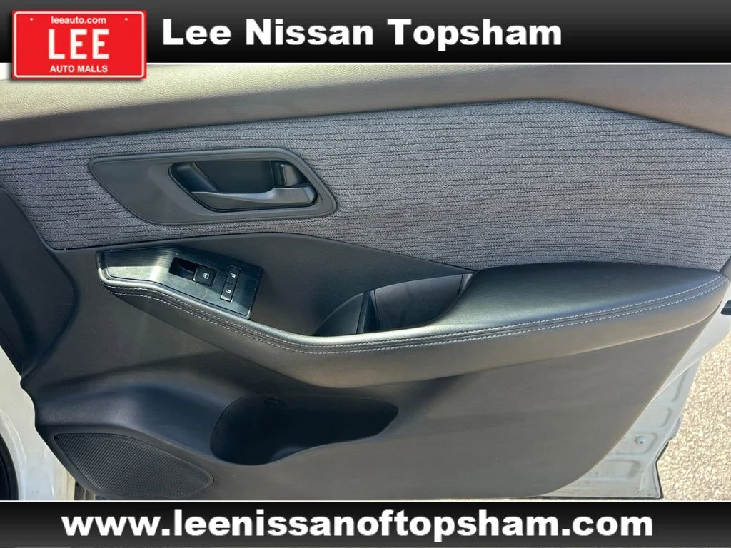 Used 2021 Glacier White Nissan S image 17
