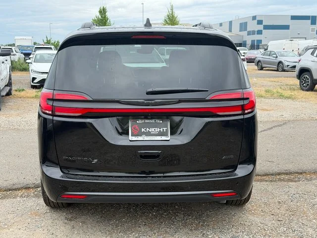 New 2026 Diamond Black Crystal Pearl-Coat Exterior Paint Chrysler Select image 7