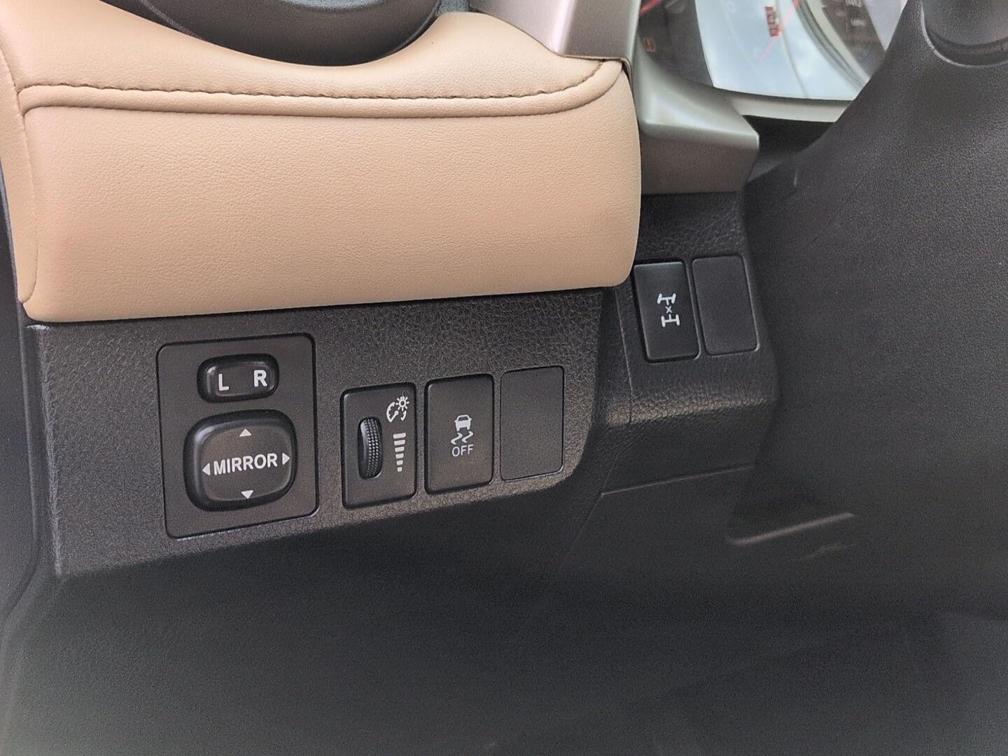 Used 2015 Pyrite Mica Toyota XLE image 11