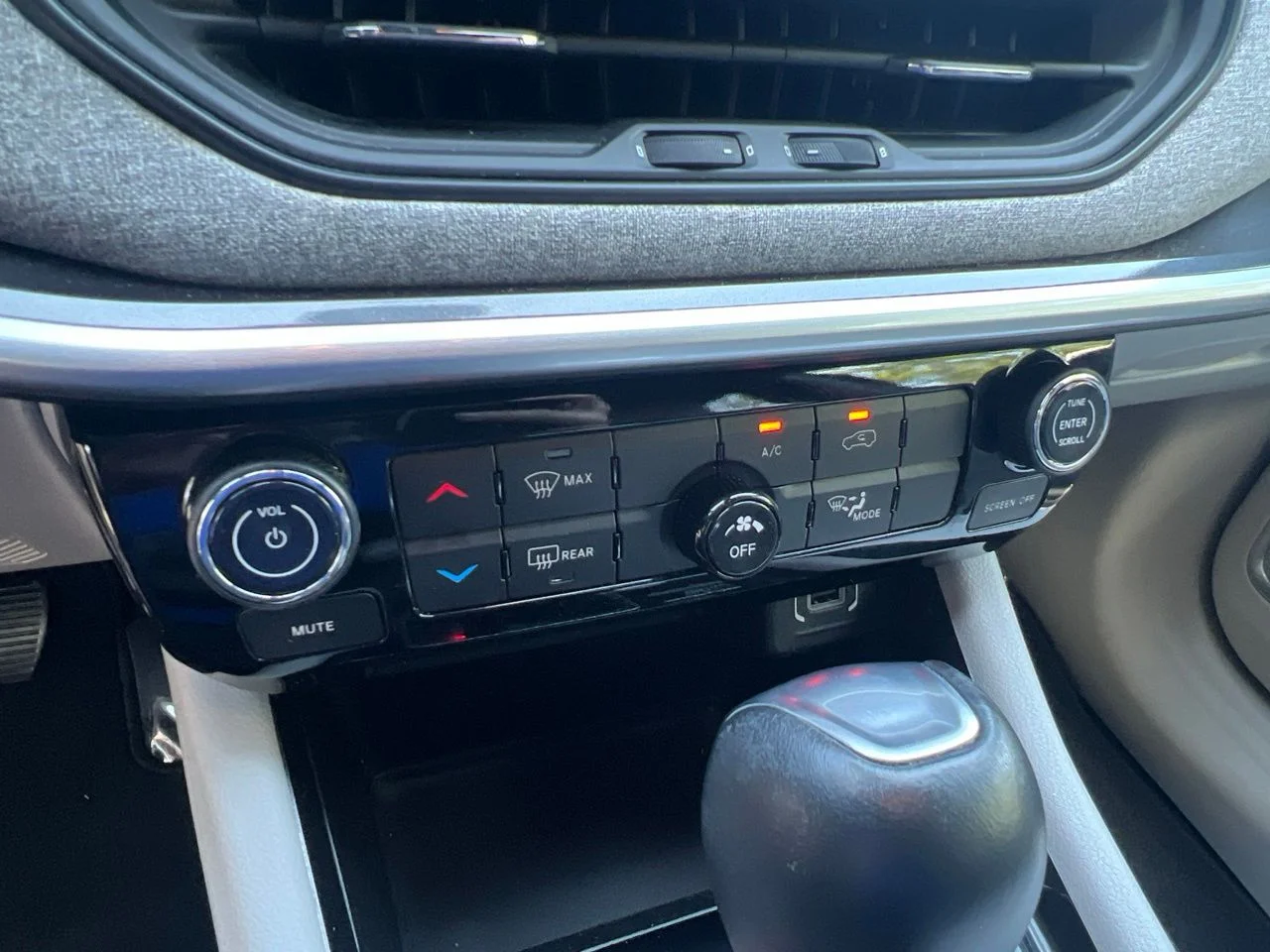 Used 2023 Black Jeep Latitude image 36