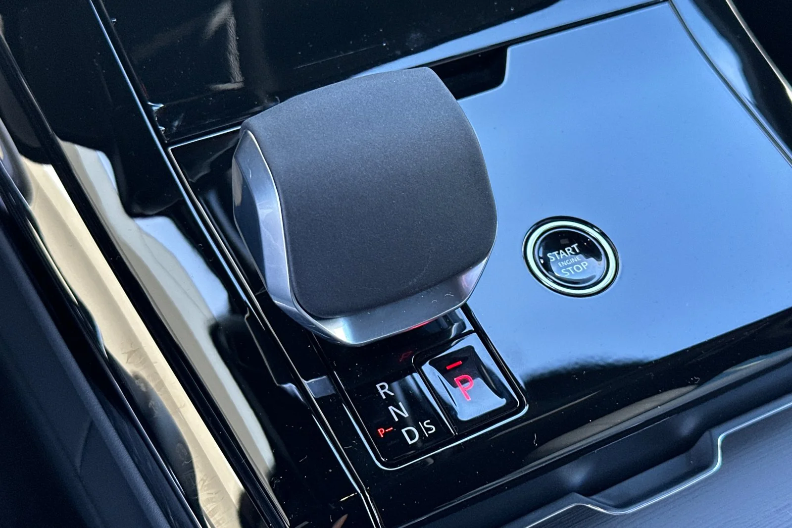 New 2026 Varesine Blue Land Rover SE image 21