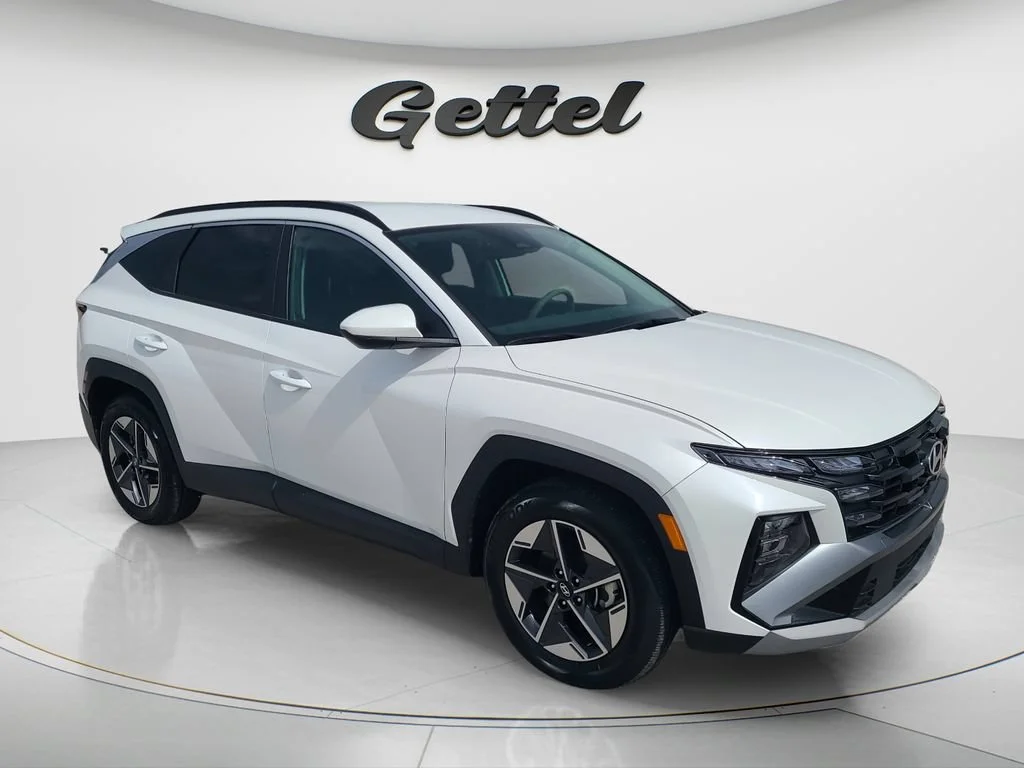 Used 2025 White Hyundai SEL image 3