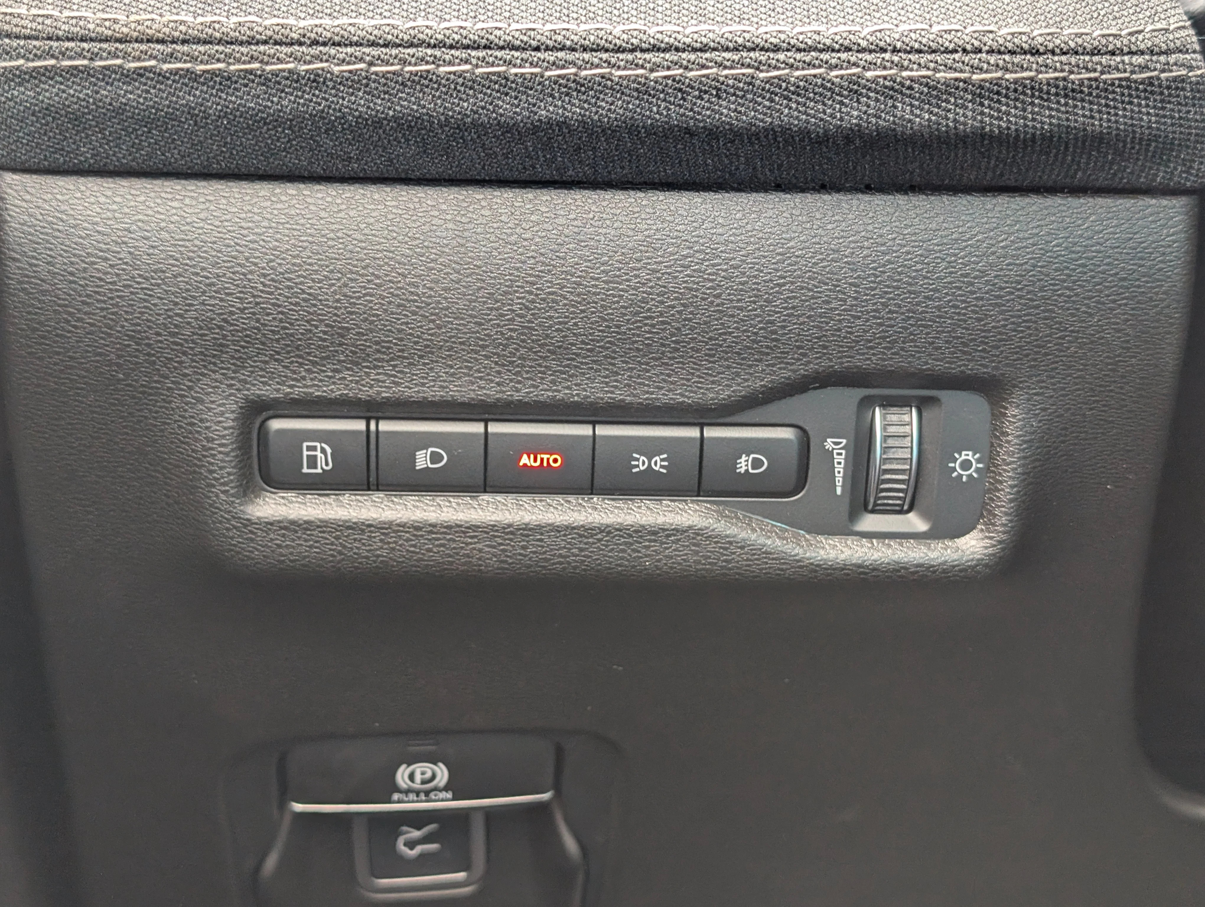 New 2026 Diamond Black Crystal Pearl Jeep Laredo image 25