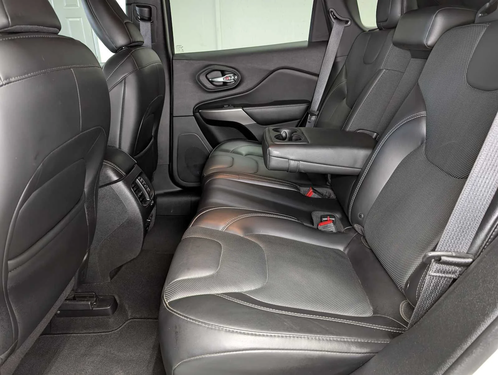 Used 2019 Pearl White Pearlcoat Jeep High Altitude image 23