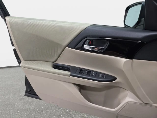 Used 2017  Honda LX image 27