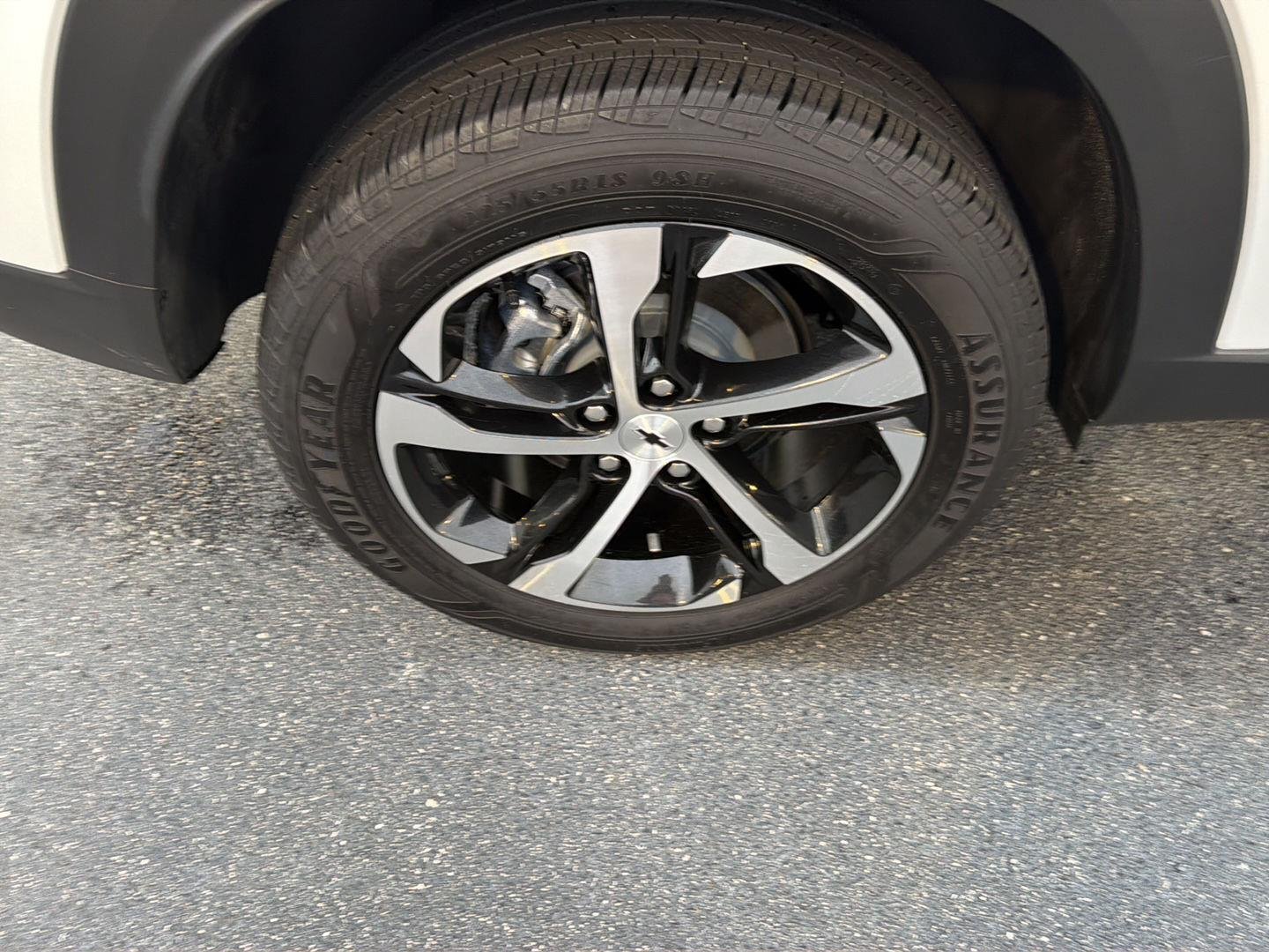Used 2025 Summit White Chevrolet 1RS image 37