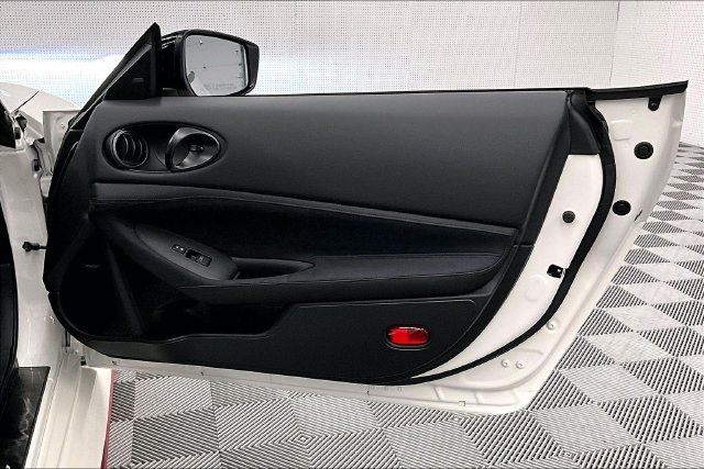 New 2027 Pearl White TriCoat/ Super Black Two Tone Nissan NISMO image 38