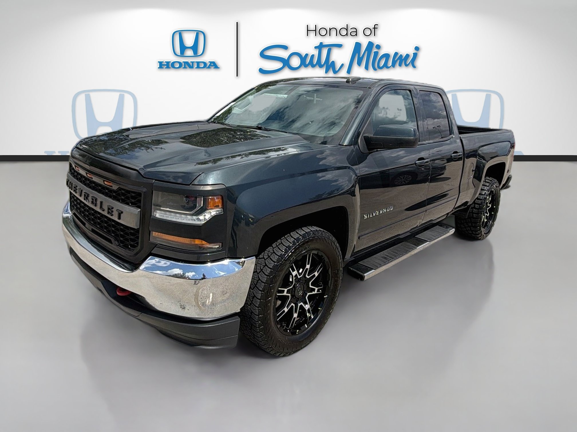 Used 2018 Graphite Metallic Chevrolet LT image 3