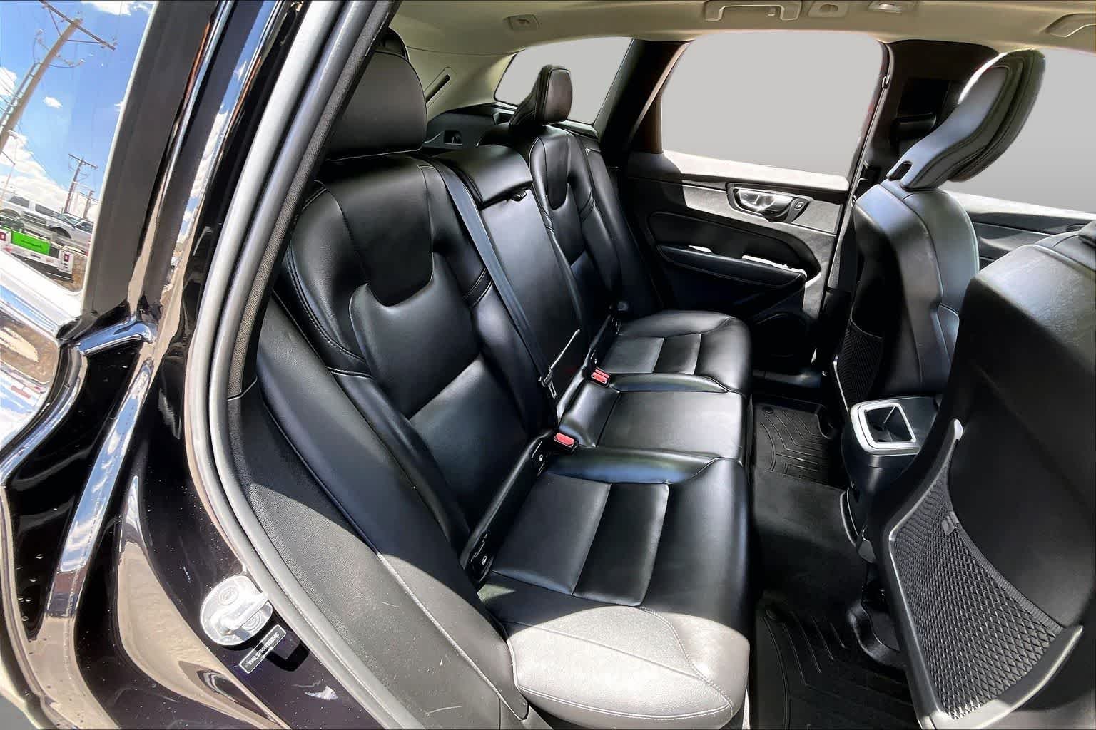 Used 2024 Onyx Black Metallic Volvo Core Dark Theme image 20