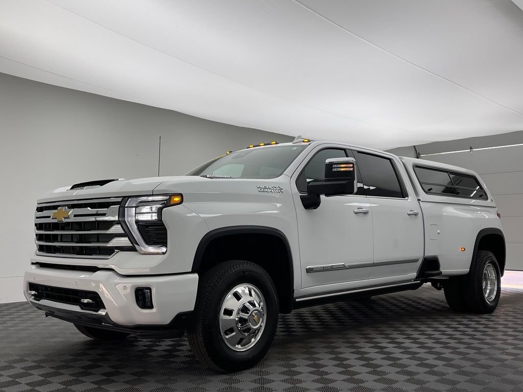 Used 2026 Summit White Chevrolet High Country image 2