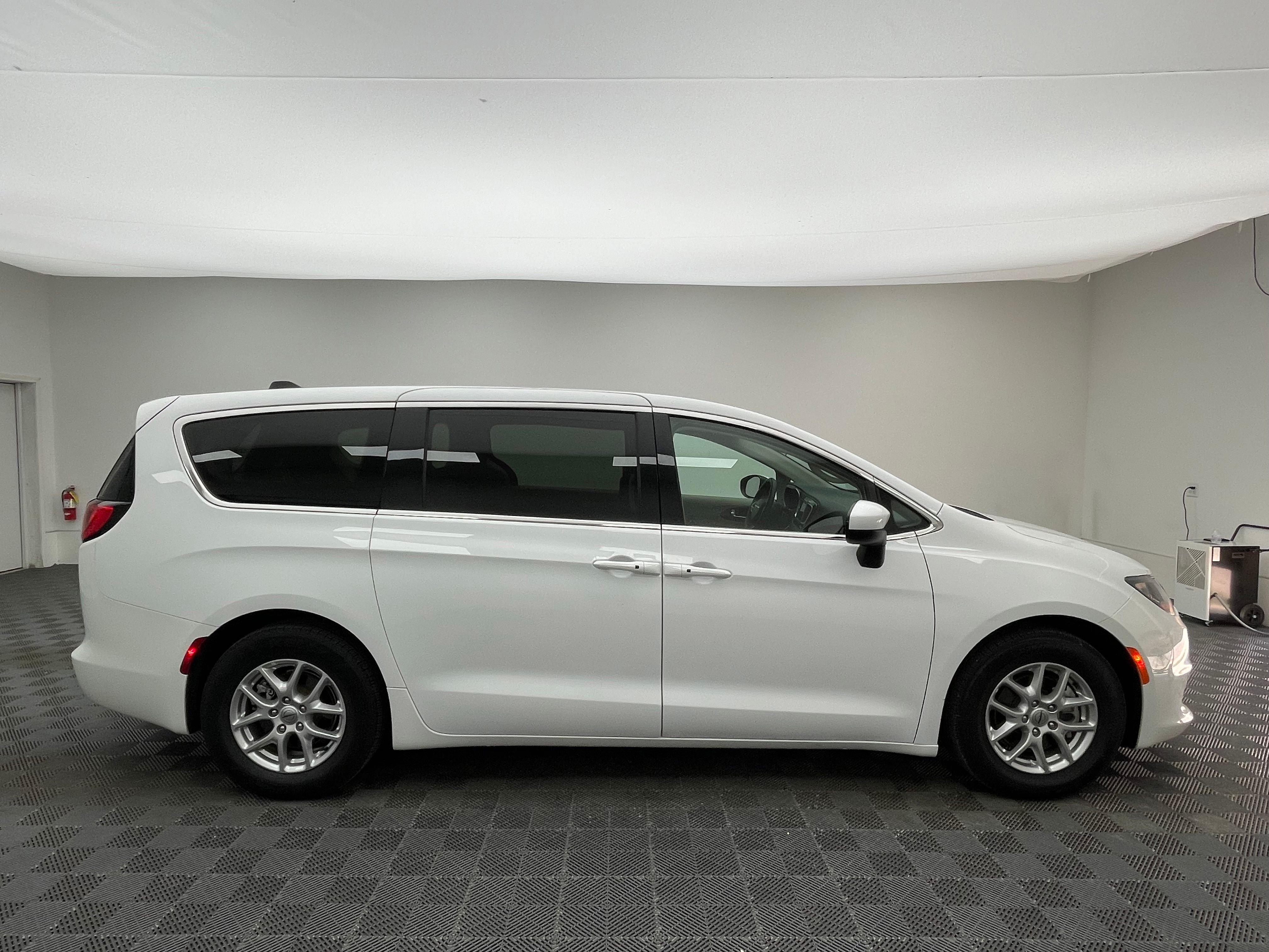 Used 2022 Bright White Clearcoat Chrysler LX image 7