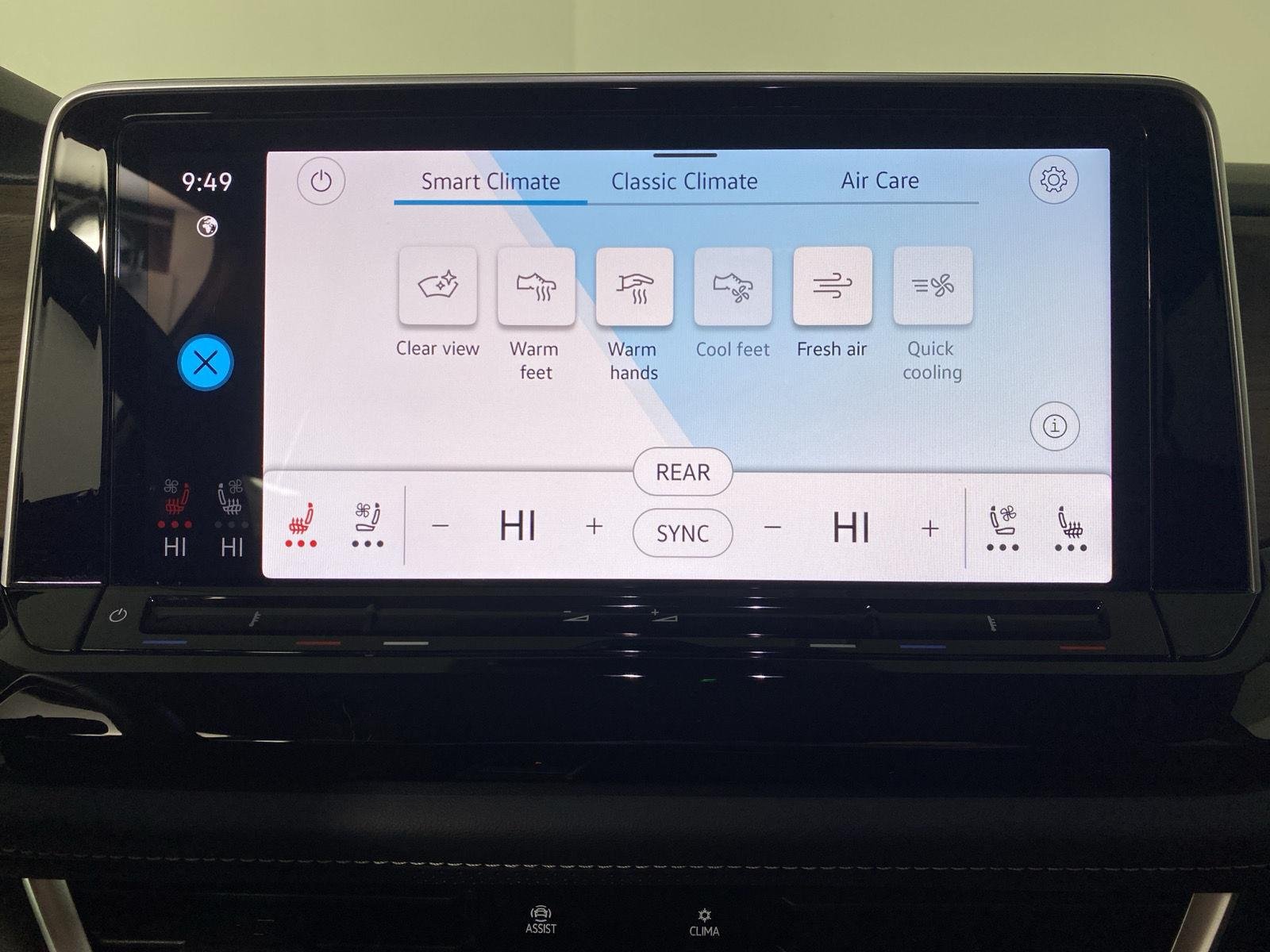 Used 2025  Volkswagen 2.0T SE w/Technology image 25