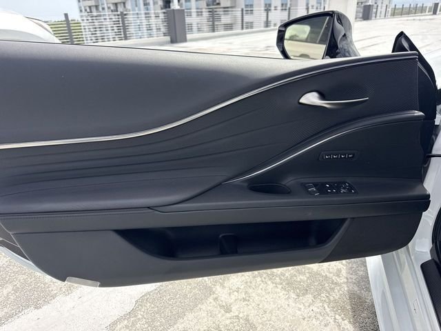 Used 2021 White Lexus 500 image 13