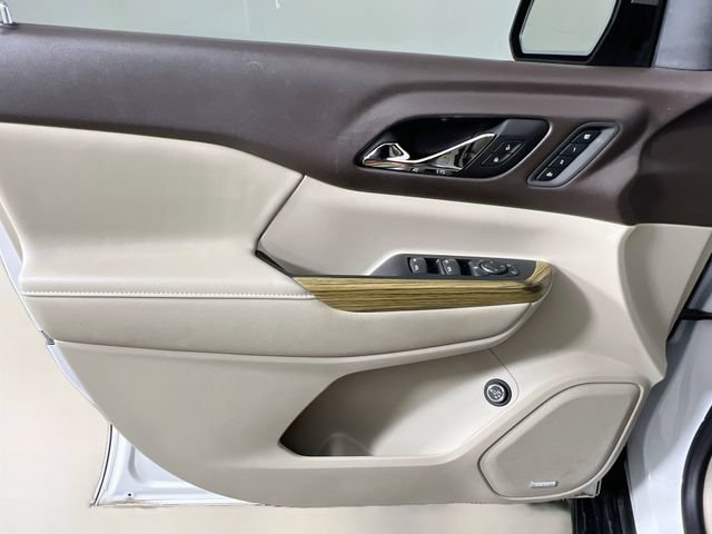 Used 2017 WHITE FROST TRICOAT GMC Denali image 34