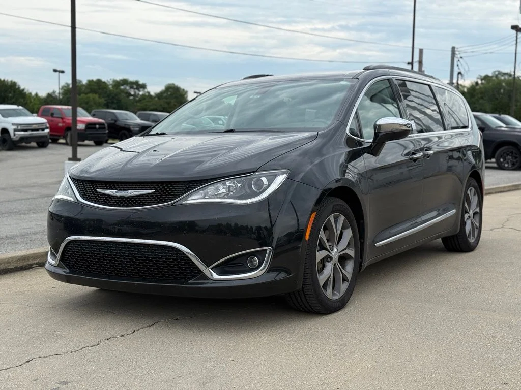 Used 2018 Chrysler Pacifica Limited with VIN 2C4RC1GG7JR186473 for sale in Crestwood, KY
