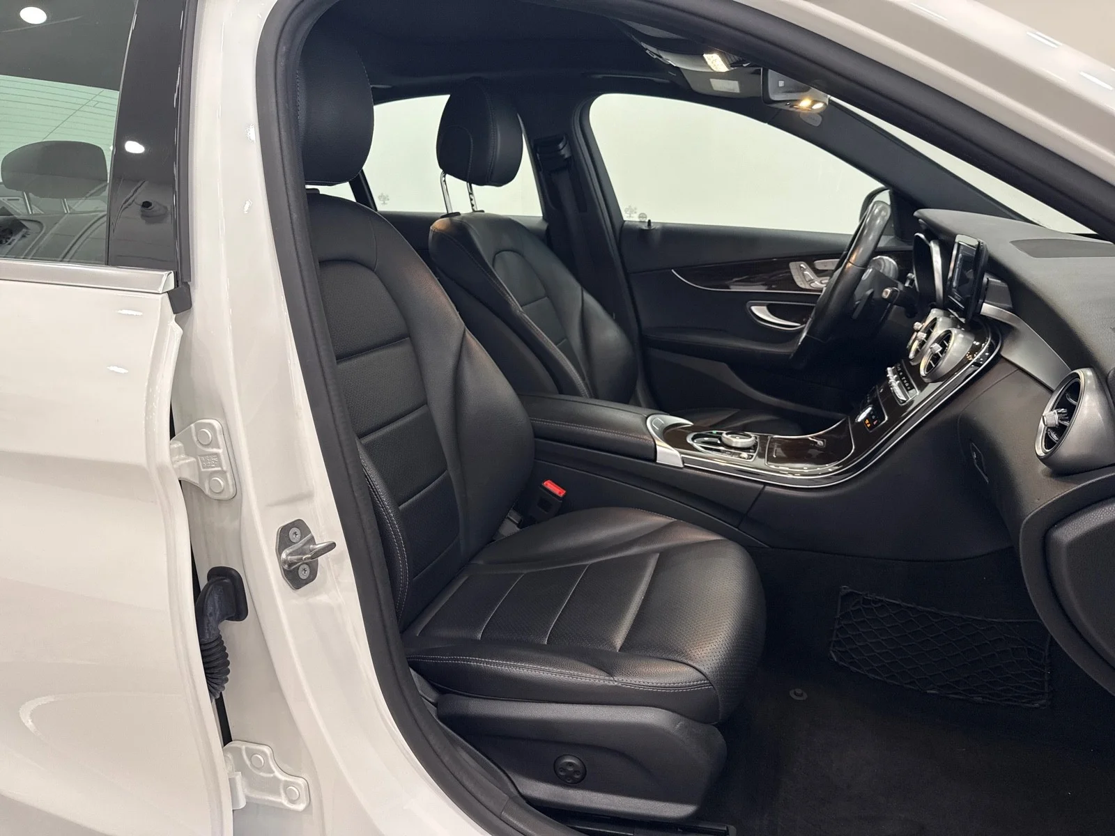 Used 2019 Polar White Mercedes-Benz 300 4MATIC® image 43