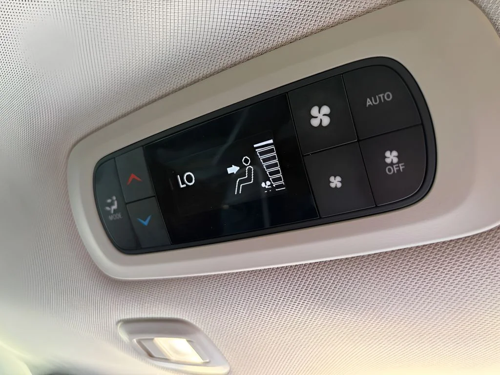 Used 2023 Bright White Clearcoat Chrysler Limited image 9