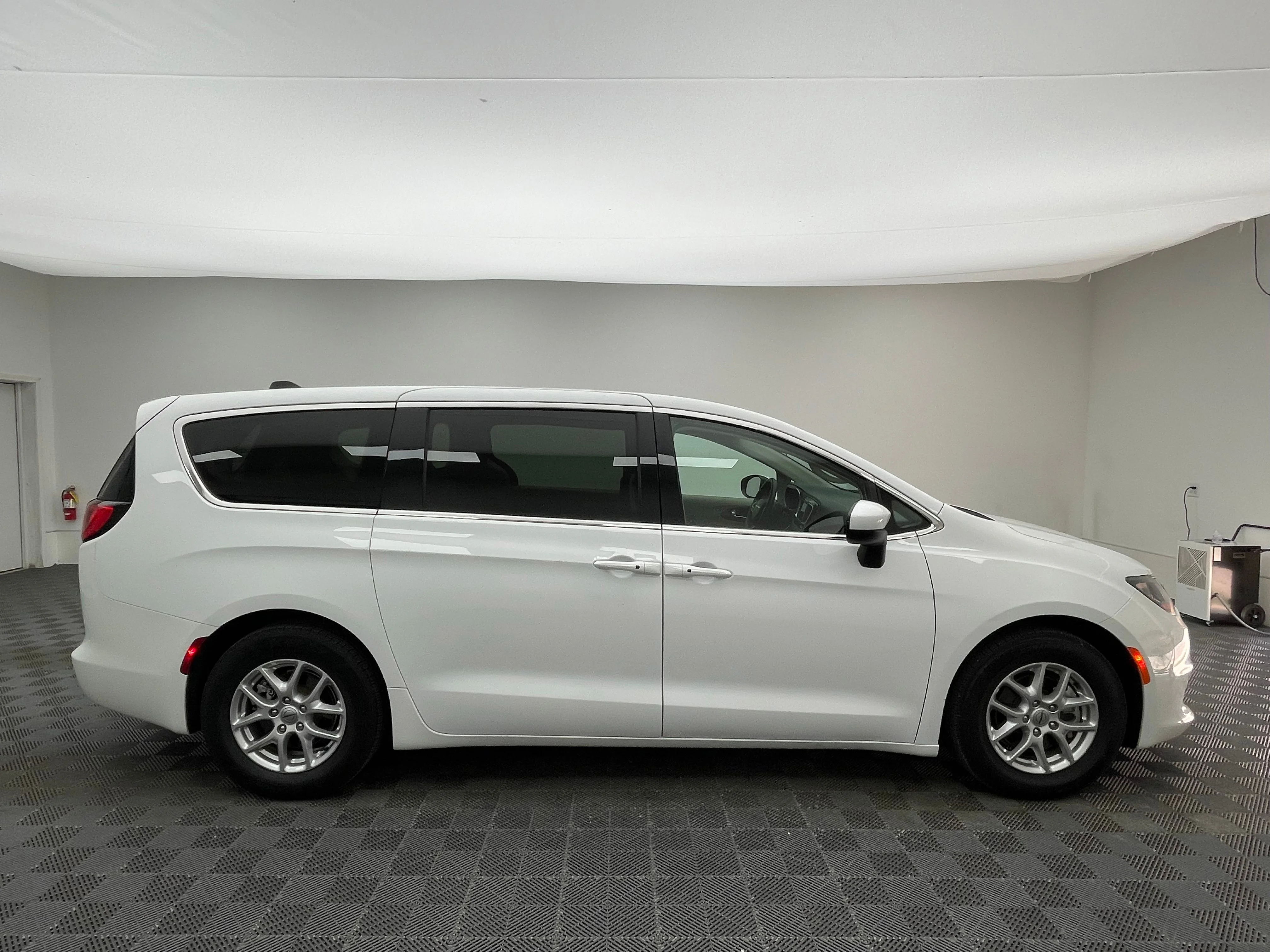 Used 2022 Bright White Clearcoat Chrysler LX image 7