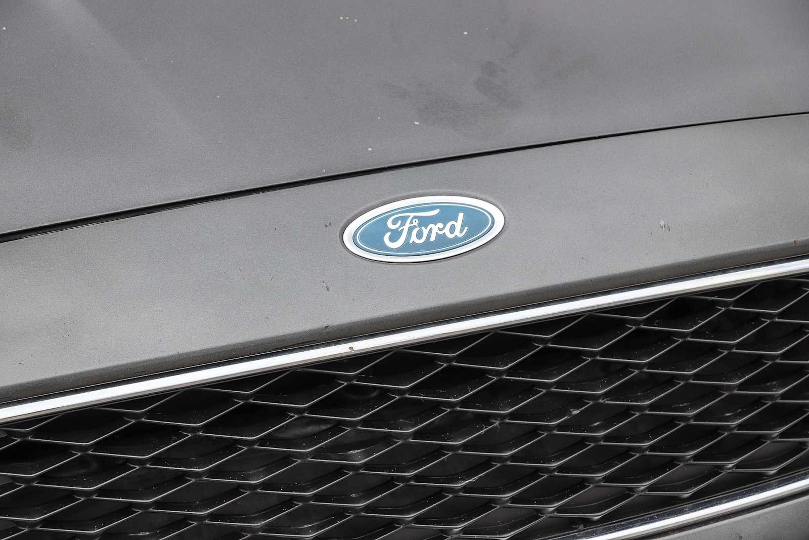 Used 2018 Magnetic Metallic Ford SEL image 4