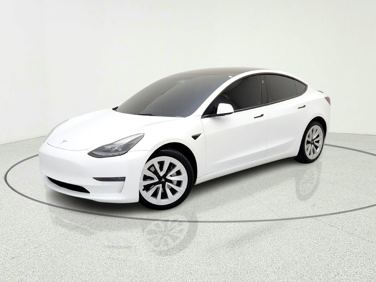2022 Tesla Model 3 Standard Range Plus's photo