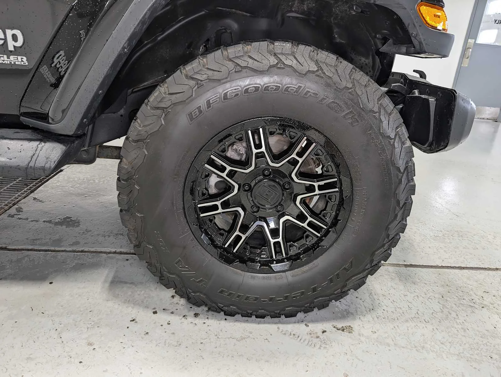 Used 2018 Black Clearcoat Jeep Sahara image 3