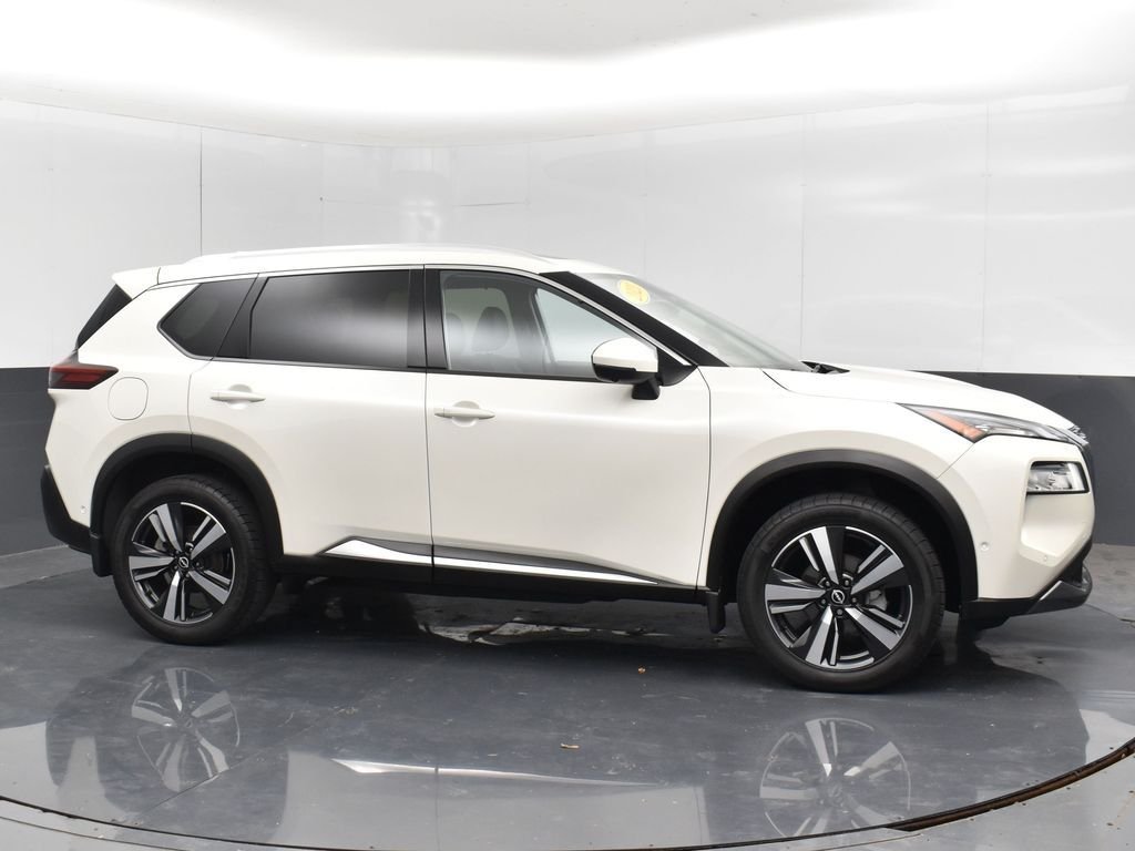 Used 2023 White Nissan SL image 9