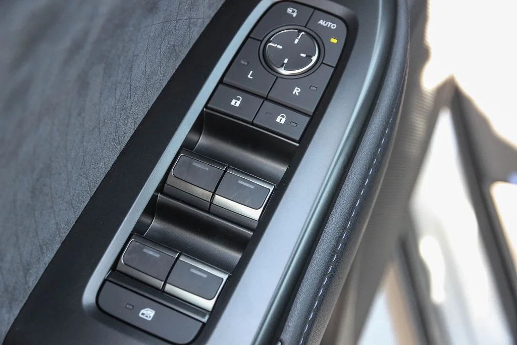 New 2026 Iridium and Black Onyx Lexus  550e F SPORT AWD image 21
