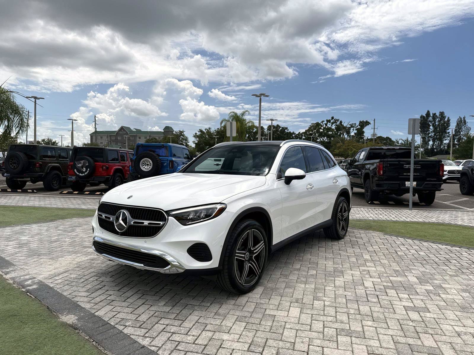 New 2027 Polar White Mercedes-Benz 300 SUV image 2