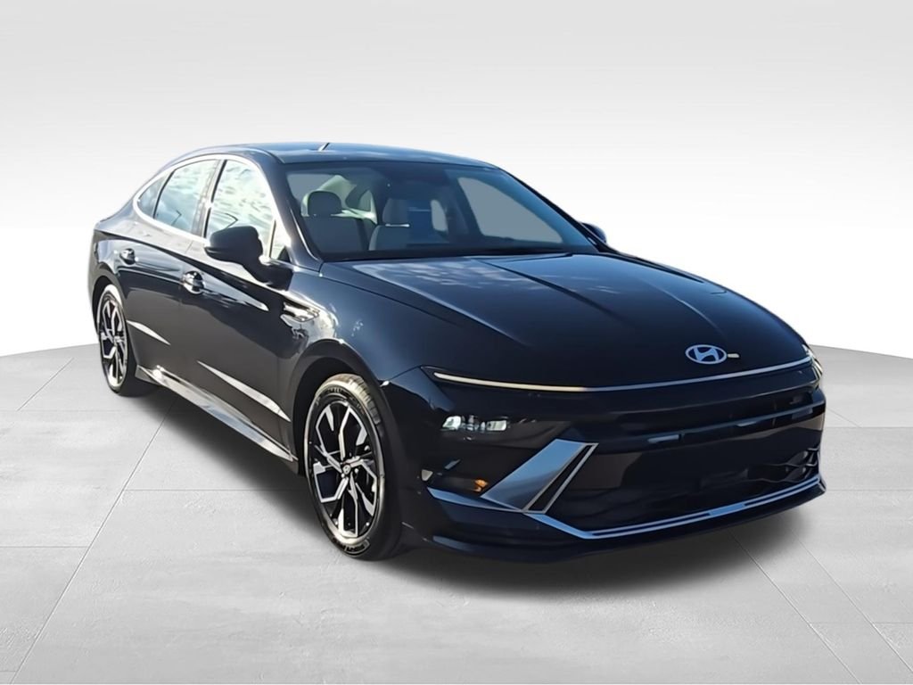 Used 2024 Black Hyundai SEL image 2