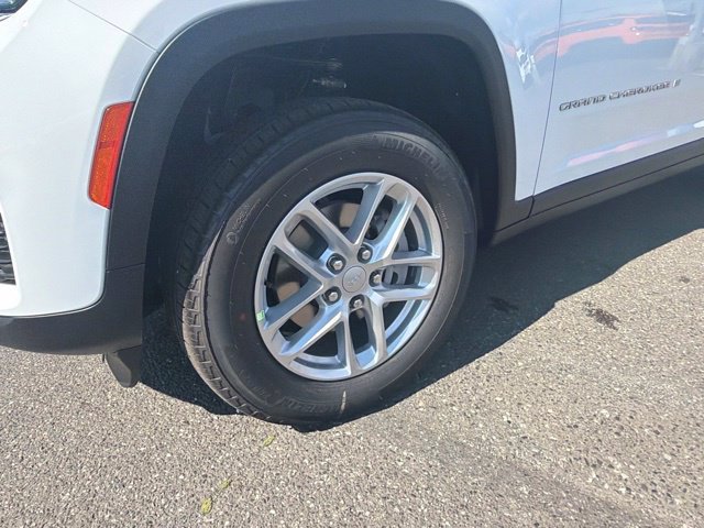 New 2026 Bright White Clear-Coat Exterior Paint Jeep Laredo X image 4