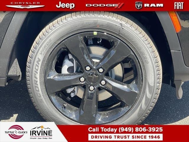 New 2026 Diamond Black Crystal Pearl-Coat Exterior Paint Jeep Limited image 10