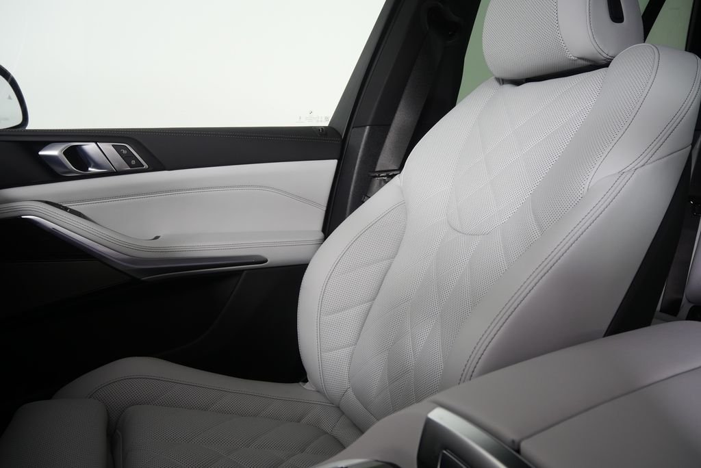 Used 2026 Skyscraper Grey Metallic BMW xDrive40i image 23