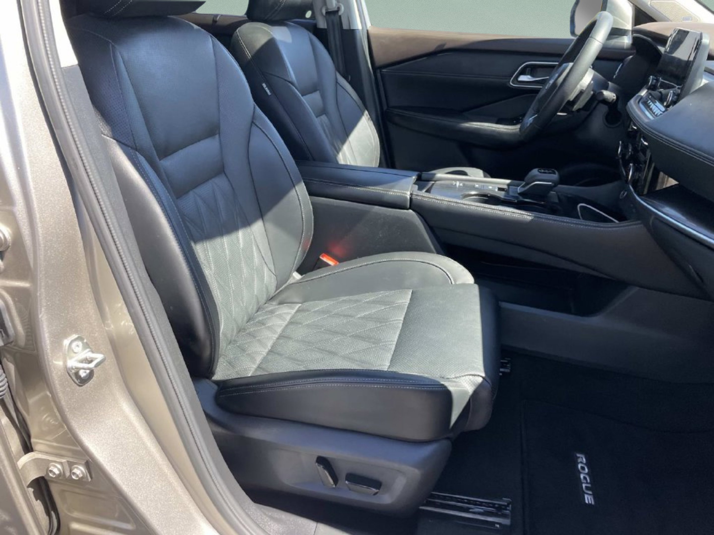Used 2022 Gold Nissan Platinum image 19