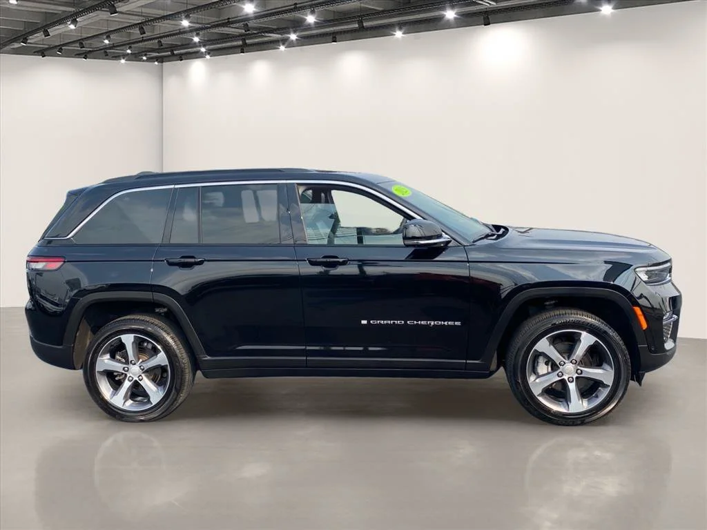 Used 2025 Diamond Black Crystal Pearlcoat Jeep Limited image 8