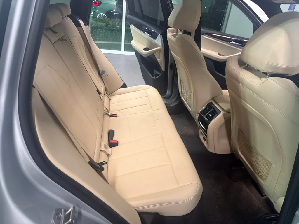 Used 2021 Silver BMW sDrive30i image 4
