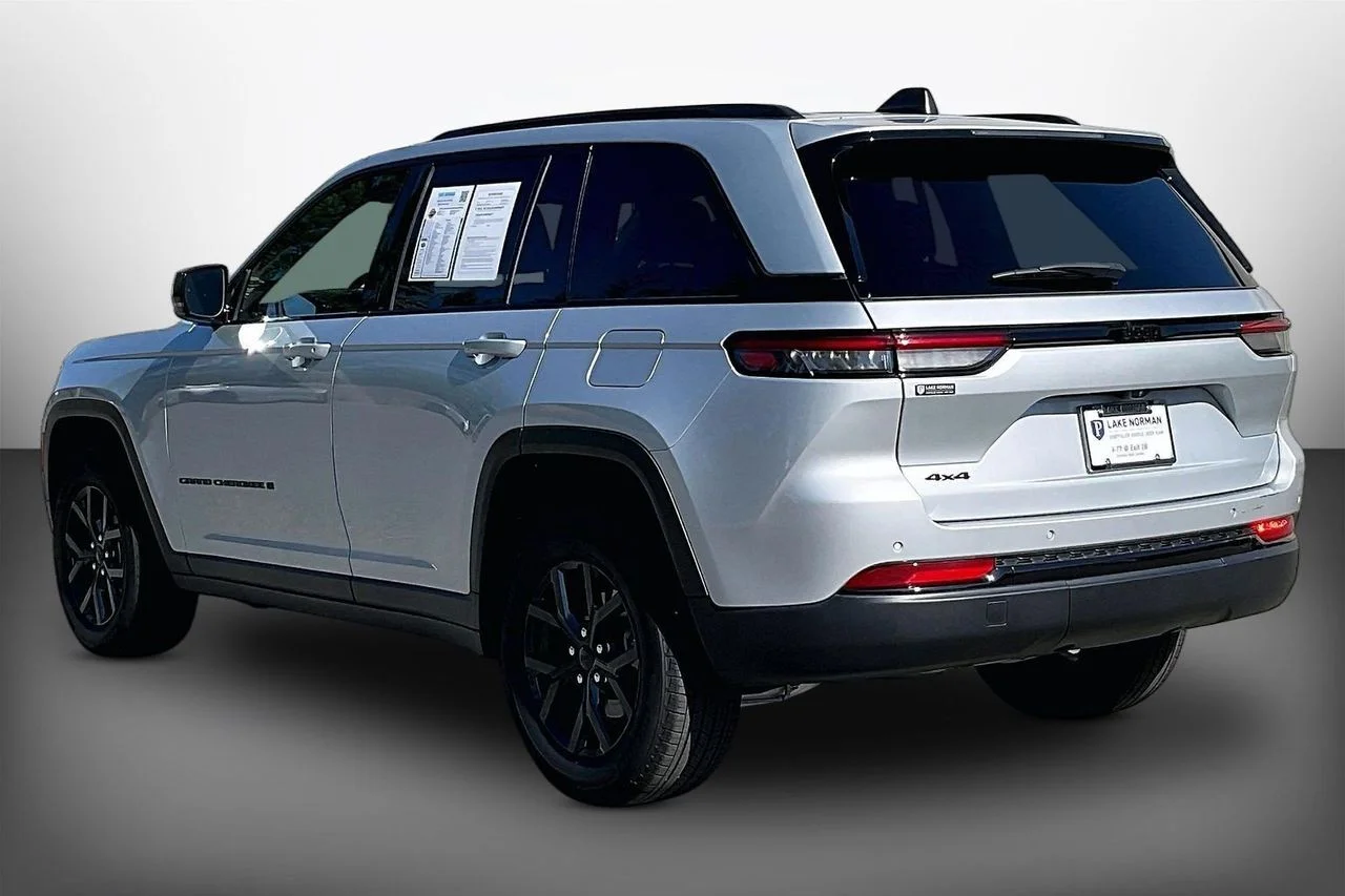 Certified Used 2025 Silver Jeep Altitude image 6