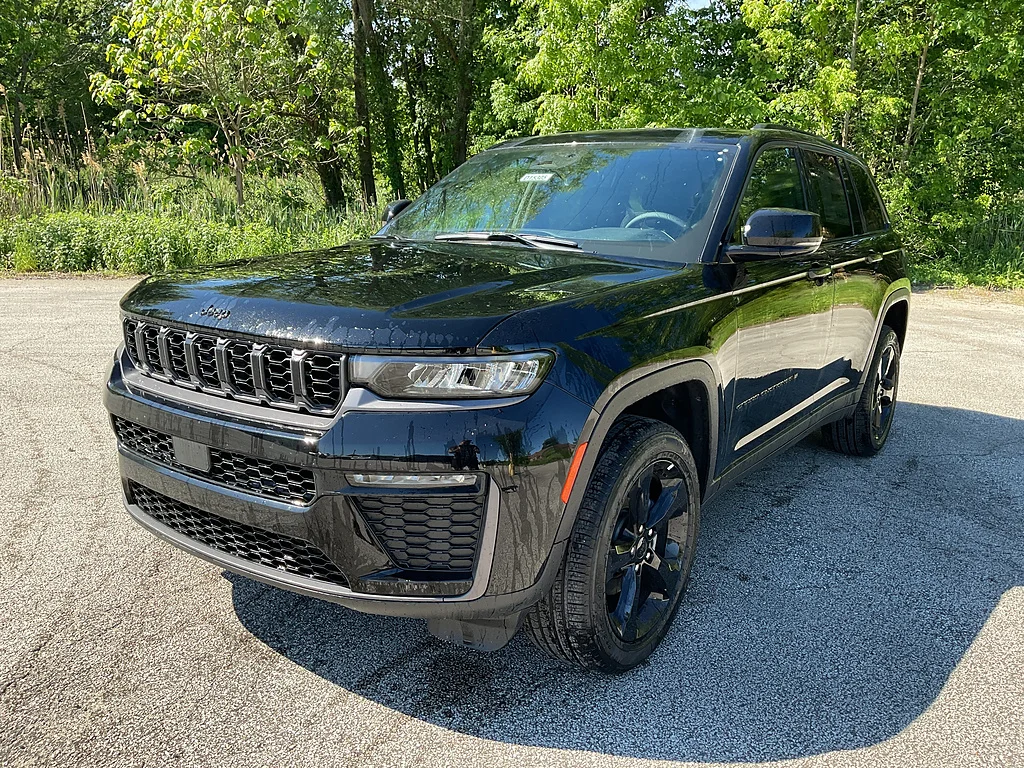 New 2026 Diamond Black Crystal Pearlcoat Jeep Limited image 3