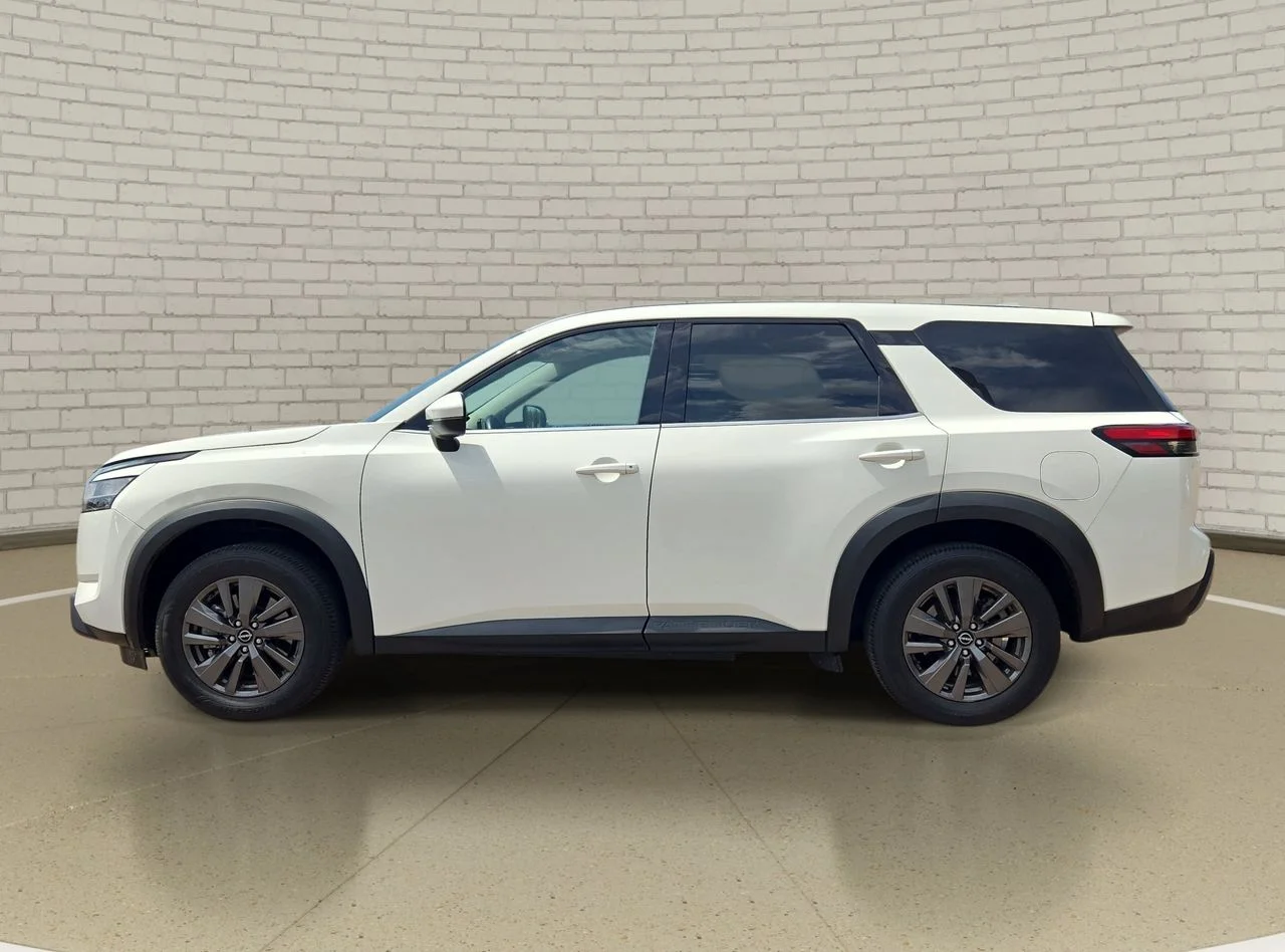 Used 2022 White Nissan S image 7