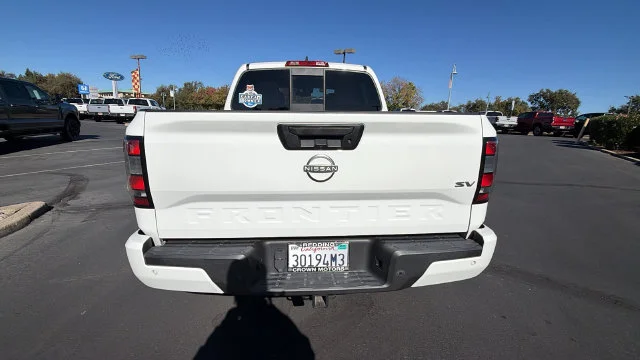 Used 2022 Glacier White Nissan SV image 5