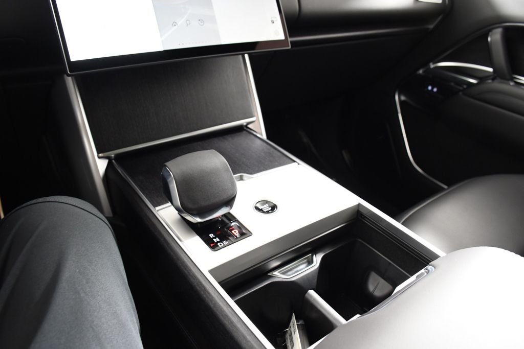 New 2026 Carpathian Gry Land Rover SE image 31