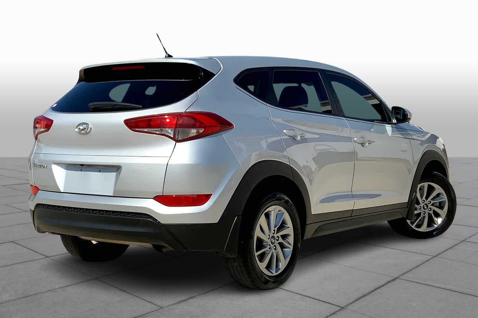 Used 2018 Molten Silver Hyundai SE image 12