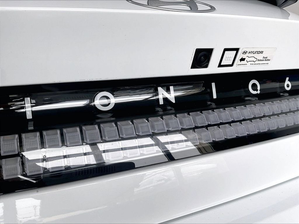 Used 2025 White Hyundai SEL image 28