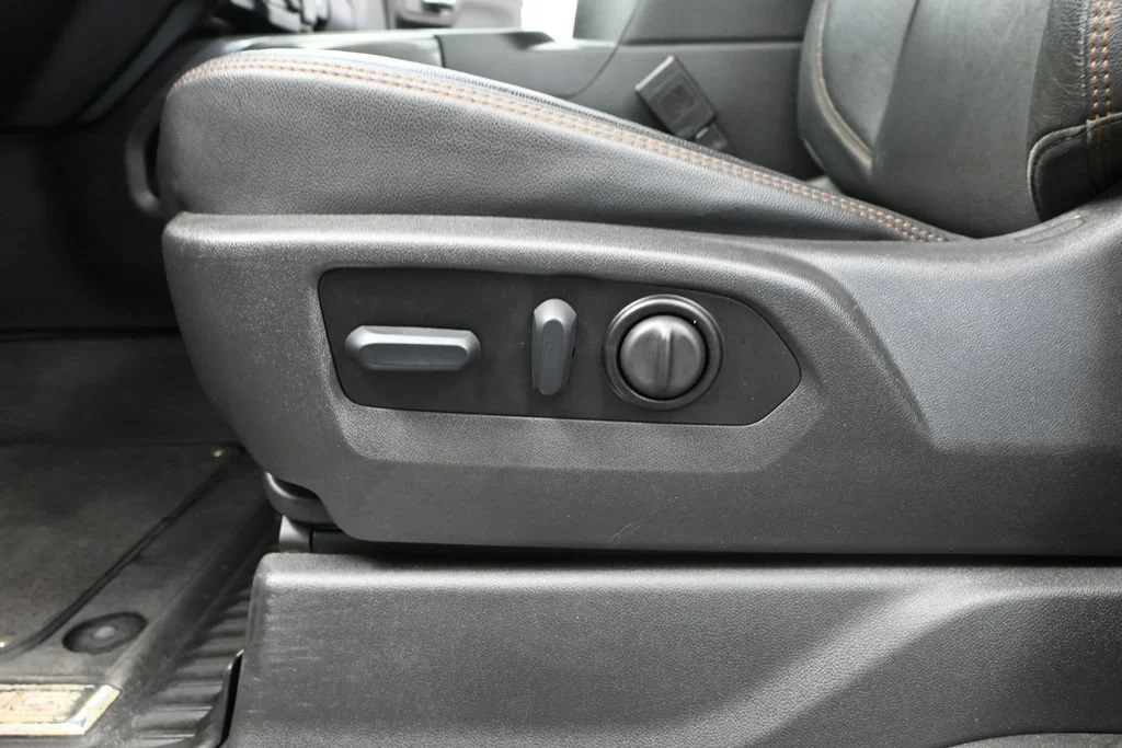 Used 2022 White GMC AT4 image 16
