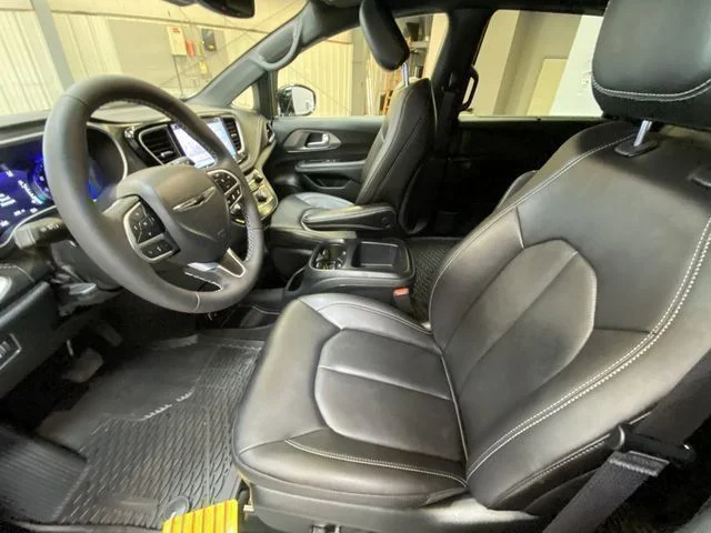 2026 Chrysler Pacifica Select - Photo 22